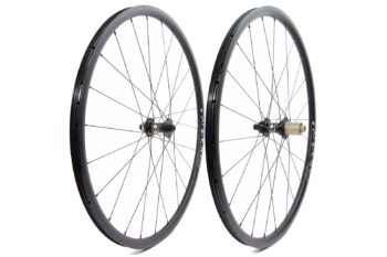Map wheels with 28 spokes and centre-lock J-bend hubs