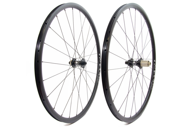 Map wheels with 28 spokes and centre-lock J-bend hubs