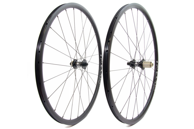 Map wheels with 28 spokes and centre-lock J-bend hubs