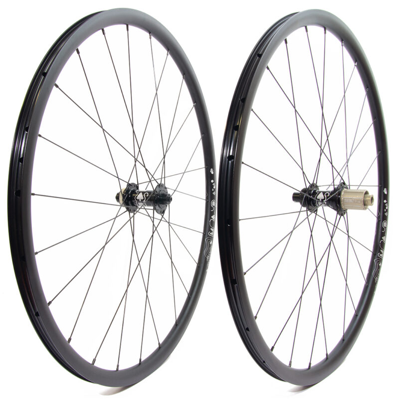 Map wheels with 28 spokes and centre-lock J-bend hubs