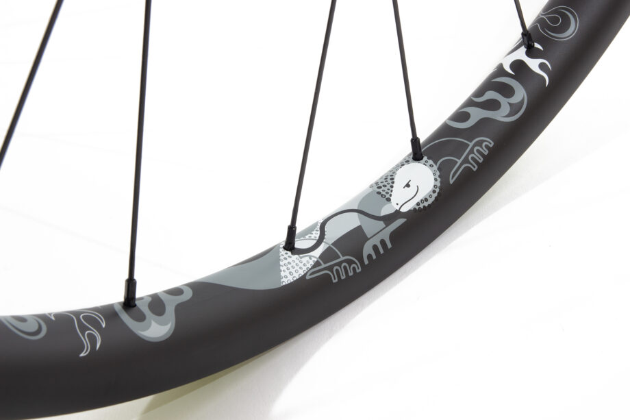 Monitor carbon rim in monochrome design