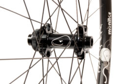 Monitor alu centre_lock straight-pull 28 hole front wheel