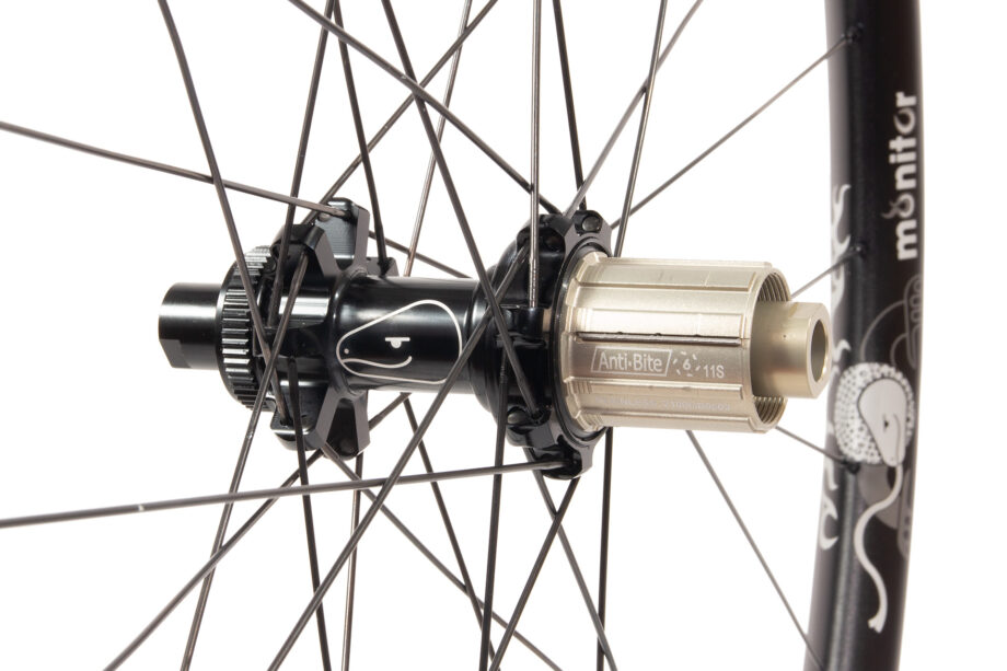 Monitor alu centre_lock straight-pull 28 hole rear wheel