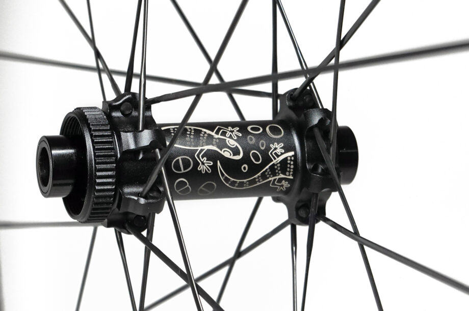 gecko etching on a front centre-lock straight-pull hub in matt black