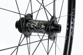 Centre-lock J-bend hub in matt black with etched Gecko design