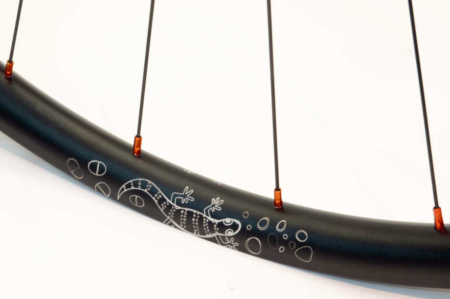 Gecko alu rim with etched Gecko design and orange aluminium nipples